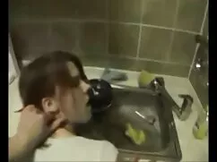 Rajta egy fekete pól ...