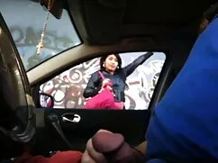 Az utcán sétáló fiúk ...