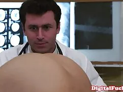 A lány megkérdezi fi ...