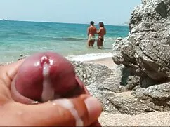 Egy vékony lány öltö ...