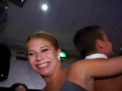 Egy lány barna hajú, ...