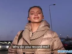 Piros ruhát visel, v ...