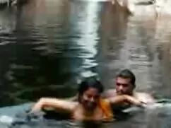 Egy nő, barna hajú,  ...