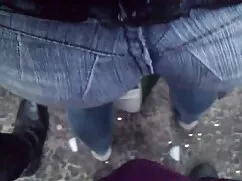 Egy fekete hajú lány ...