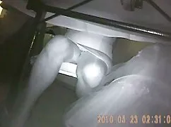 A lányt a kamera elő ...