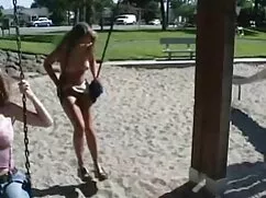 Egy férfi egy képet  ...