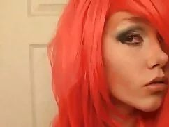 Monica a hálószobába ...